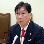 　記者会見する日本化学繊維協会の内川哲茂会長＝１７日午後、東京都中央区