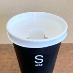 　ローソンの一部店舗で導入している紙のふた（同社提供）