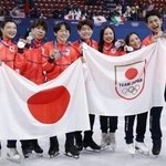 　ミラノ・コルティナ冬季五輪のフィギュアスケート団体で銀メダルを獲得した日本チーム。左から女子の坂本花織、男子の佐藤駿、鍵山優真、アイスダンスの森田真沙也、吉田唄菜、ペアの三浦璃来、木原龍一＝ミラノ（共同）