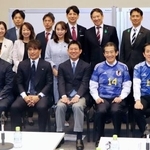 　「サッカー外交推進議員連盟」などの合同総会で、写真に納まる日本代表の森保一監督（前列中央）ら＝１７日、東京都千代田区