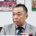 　取材に応じるＪ１鹿島の小泉文明社長＝１７日、茨城県鹿嶋市