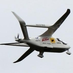 　北九州空港を離陸した電動航空機＝１７日午後（北九州市提供）