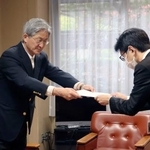 　抗議文を提出する市民団体「教科書問題を考える市民ネットワーク・ひろしま」の岸直人さん（左）＝１７日午後、広島市