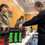 　中国・上海市で開かれたイベントで、抹茶入り焼酎を手にする参加者＝１７日（共同）