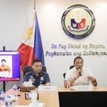 　１７日、マニラでの記者会見で、日本人２人の逮捕を発表するフィリピン警察の担当者ら（共同）