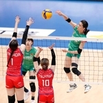 　ＮＥＣ川崎-大阪Ｍ　第２セット、スパイクを放つ大阪Ｍ・林（右端）＝東急ドレッセとどろきアリーナ