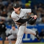 　ヤクルト戦に先発した巨人のウィットリー＝神宮