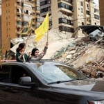 　レバノン・ベイルート南部で、イスラエルとの停戦発効を受けて家に向かう少女たち＝１７日（ロイター＝共同）