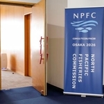 　北太平洋漁業委員会の年次会合の開催会場に掲げられたバナー＝１７日午後、大阪市