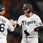 　６回、適時打を放ち笑顔を見せる阪神・大山＝甲子園