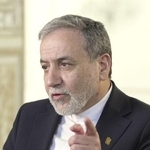 昨年１２月、共同通信のインタビューに応じるイランのアラグチ外相＝テヘラン（共同）