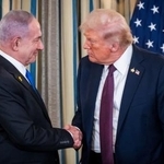 　イスラエルのネタニヤフ首相（左）と握手するトランプ米大統領＝２０２５年９月、米ホワイトハウス（ゲッティ＝共同）