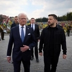 　ウクライナのゼレンスキー大統領（右）とスウェーデンのカール１６世グスタフ国王＝１７日、リビウ（ウクライナ大統領府提供、ロイター＝共同）