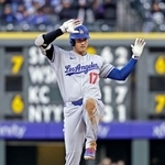 　ロッキーズ戦の１回、二塁打を放ちポーズをとるドジャース・大谷＝デンバー（共同）