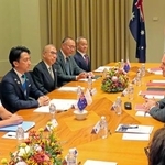 　会談する小泉防衛相（左から２人目）とオーストラリアのマールズ副首相兼国防相（右手前から３人目）＝１８日、オーストラリア・メルボルン（共同）