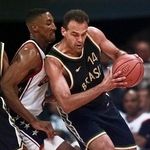 　アトランタ夏季五輪の準々決勝でプレーする男子バスケ・ブラジル代表のオスカル・シュミットさん（右）＝１９９６年７月（ＡＰ＝共同）