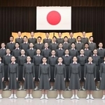 　記念写真に納まる宝塚音楽学校の新入生＝１８日午前、兵庫県宝塚市