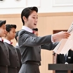 　宝塚音楽学校の入学式で答辞を述べる、新入生総代の西前比草さん＝１８日午前、兵庫県宝塚市