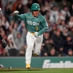　タイガース戦の延長十回、サヨナラ打を放ちガッツポーズするレッドソックスの吉田正尚＝１７日、ボストン（ＡＰ＝共同）
