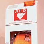 　商業施設に設置された自動体外式除細動器（ＡＥＤ）＝９日午後、東京都港区