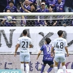 　広島-長崎　前半、先制ゴールを決める広島・鈴木（１０）＝Ｅピース