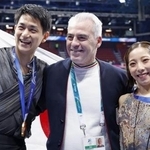 　ミラノ・コルティナ冬季五輪のフィギュアスケートペアで金メダルを獲得し、ブルーノ・マルコット・コーチ（中央）と記念撮影する三浦璃来（右）、木原龍一組＝２月、ミラノ（共同）