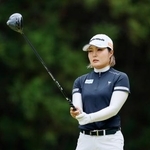 　第２日、２番でティーショットに臨む高橋彩華。通算１０アンダーで首位＝熊本空港ＣＣ
