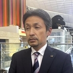 　サッカー女子日本代表の狩野倫久監督代行＝７日、羽田空港