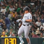 　アスレチックス戦の７回、メジャー移籍後初の満塁本塁打を放ち、チームメートに迎えられるホワイトソックス・村上＝サクラメント（共同）