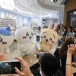 　開店の式典に登場した「ちいかわ」のキャラクター＝１８日、香港（共同）