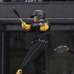 　６回日本ハム２死満塁、水谷が右中間に逆転２点二塁打を放つ＝エスコンフィールド