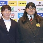 　柔道の全日本女子選手権の記者会見で、ポーズをとる田中伶奈（左）と朝比奈沙羅＝１８日、横浜武道館