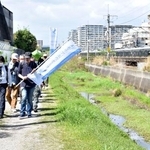 　ＪＲ脱線事故の負傷者らでつくる「空色の会」が開催した「メモリアルウオーク」。右はＪＲ福知山線＝１８日午後、兵庫県尼崎市