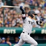 　７回阪神２死一、三塁、木浪が右前に決勝打を放つ＝甲子園