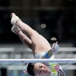 　女子個人総合で優勝した西山実沙の段違い平行棒＝高崎アリーナ