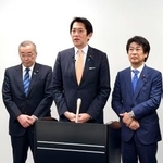 　名古屋市内で記者団の取材に答える自民党の小林政調会長（中央）＝１８日午前