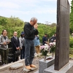 　朝鮮人労働者の慰霊碑の前で手を合わせる参列者＝１８日午後、群馬県太田市の金龍寺