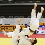 　柔道教室でともえ投げを披露する、パリ五輪女子４８キロ級金メダルの角田夏実さん（下）＝１８日、横浜武道館