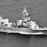 　中国軍が１７日に無人機で撮影した映像として公開した、台湾海峡を通過する海上自衛隊の護衛艦「いかづち」（同軍の「微信（ウィーチャット）」の公式アカウントから、共同）