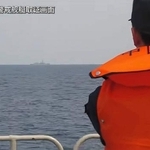 　中国軍が１７日撮影の映像として公開した、台湾海峡を通過する海上自衛隊の護衛艦「いかづち」（左奥）（同軍の「微信（ウィーチャット）」の公式アカウントから、共同）