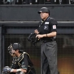 　頭部にバットが直撃し審判員が負傷したことを受け、ヘルメットをかぶる運用が始まった日本ハム-西武戦の球審＝１８日、エスコンフィールド北海道