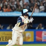 　９回ヤクルト１死三塁、長岡が中前にサヨナラ打を放つ＝神宮