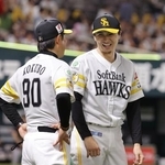 　９回途中無失点で２勝目を挙げ、小久保監督（左）から声をかけられ笑顔のソフトバンク・上沢＝みずほペイペイドーム