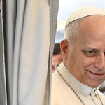 　アンゴラへ向かう機内のローマ教皇レオ１４世＝１８日（ロイター＝共同）