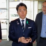 　北朝鮮から弾道ミサイルの可能性があるものが発射されたのを受け、記者団の取材に応じる小泉防衛相＝１９日、オーストラリア・メルボルン近郊（共同）