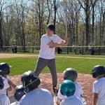 　野球教室で子どもたちに指導をする松井秀喜さん＝１８日、ニューヨーク市近郊（共同）