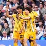 　今季３点目を挙げたブライトンの三笘薫（左）＝１８日、ロンドン（ＡＰ＝共同）