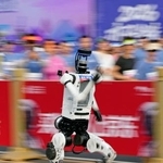 　ハーフマラソン大会でスタートする人型ロボット＝１９日、北京（共同）