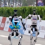 　ハーフマラソン大会で、次々とゴールする人型ロボット＝１９日、北京（共同）