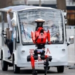 　ハーフマラソン大会で走る人型ロボット。５０分２６秒で優勝した＝１９日、北京（共同）